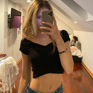 black ruched short sleeve top